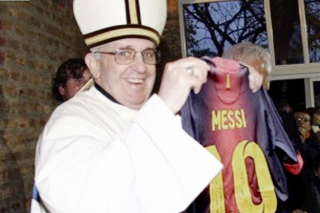 Regalo especial: el papa Francisco recibió la camiseta del Barcelona con el 10 de Messi
