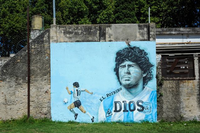 El diez y la pelota. Mural dedicado a la memoria de Maradona en la canchita de fútbol de las vías del tren