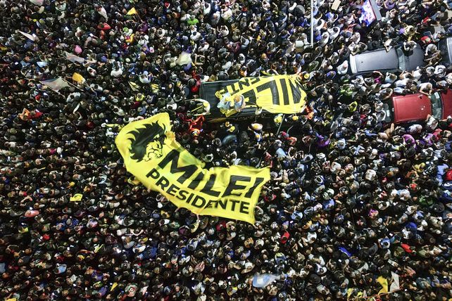 Javier Milei será el nuevo presidente de los argentinos al imponerse con claridad en el balotaje que se celebró este domingo