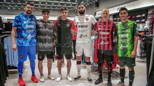 Los jugadores de Patronato Julio Salvá, Valentín Villarreal, Augusto Picco, Martín Ferreyra, Arnaldo González y Joaquín Barolín.
