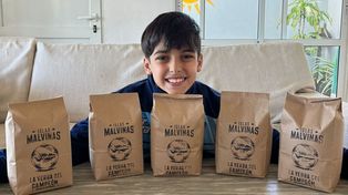 Chachi es el apodo del chico que diseñó los paquetes de yerba que&nbsp; se venden para recaudar fondos para el viaje a Chile.