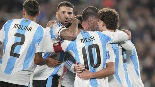 Todos en Argentina abrazan a Leo Messi, autor de dos goles en el triunfo del equipo de Scaloni, ante Venezuela.