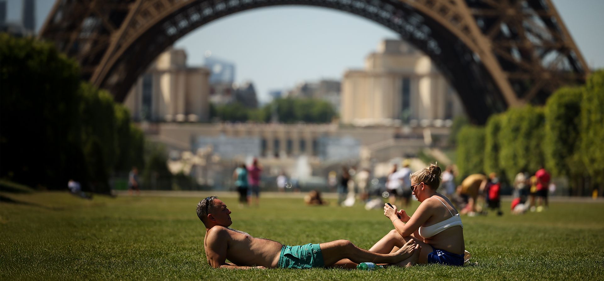 Varias personas disfrutan del sol junto a la Torre Eiffel en París, el miércoles 27 de mayo de 2026. (Foto AP/Thomas Padilla) Varias personas disfrutan del sol junto a la Torre Eiffel en París, el miércoles 27 de mayo de 2026. (Foto AP/Thomas Padilla)