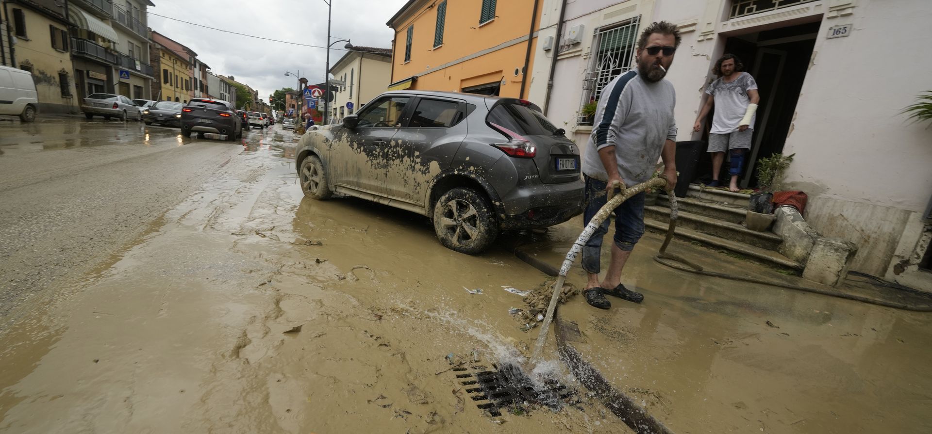 Un hombre saca agua de su casa inundada en Castel Bolognese, Italia, el jueves 18 de mayo de 2023. Las lluvias excepcionales del miércoles en una región del norte de Italia afectada por la sequía desbordaron los ríos. (Foto AP/Luca Bruno)
