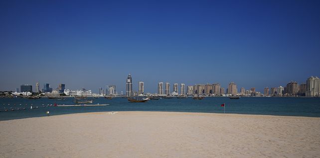 La pelota gira en la lujosa Qatar
