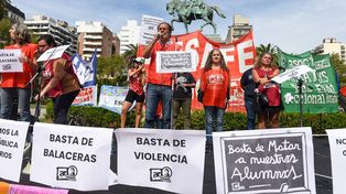 Maestros rosarinos se movilizaron para pedir que se detengan los ataques