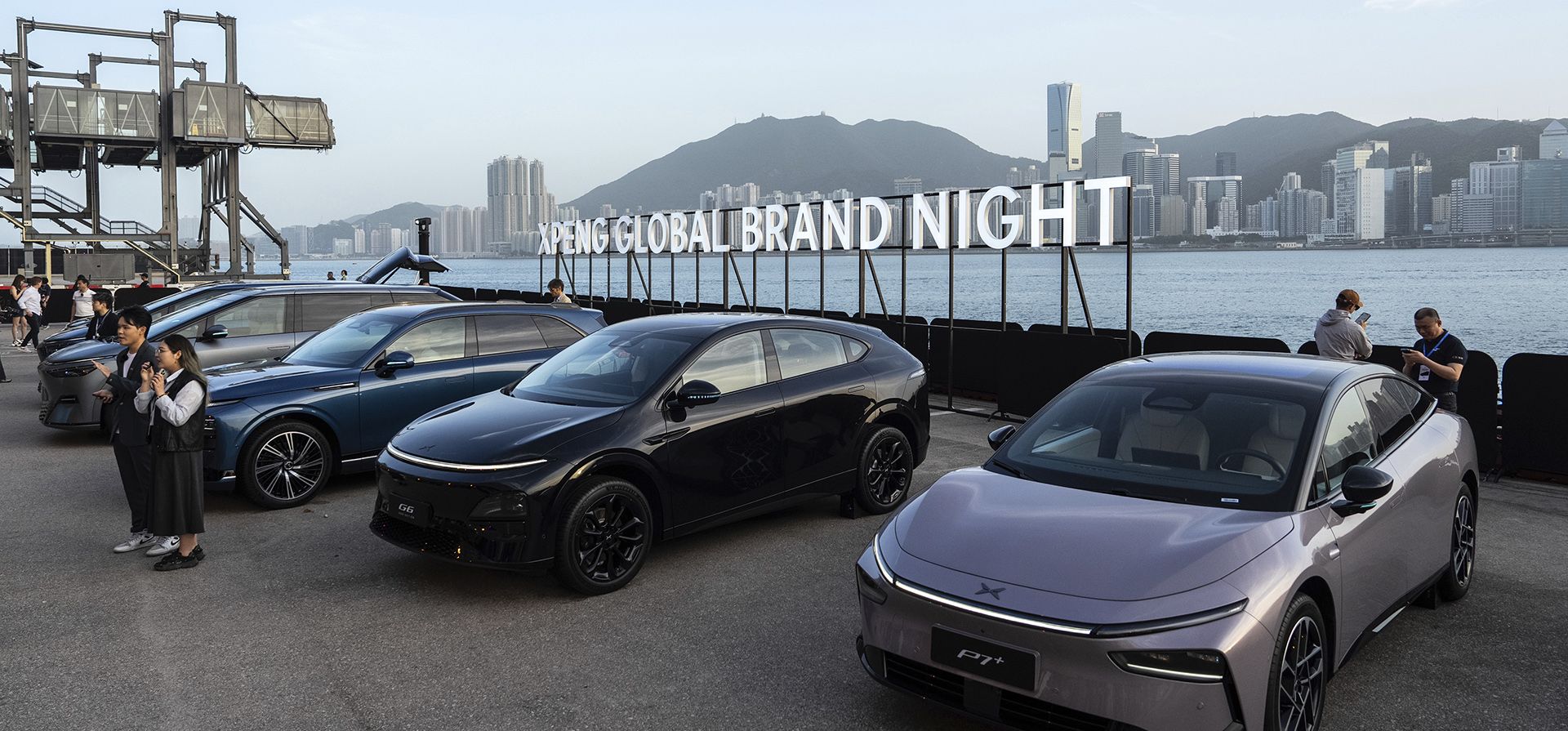 Un vehículo eléctrico XPeng P7+ y otros modelos se exhiben en el evento de la compañía en Hong Kong el martes 15 de abril de 2025. (Foto AP/Chan Long Hei) Un vehículo eléctrico XPeng P7+ y otros modelos se exhiben en el evento de la compañía en Hong Kong el martes 15 de abril de 2025. (Foto AP/Chan Long Hei)