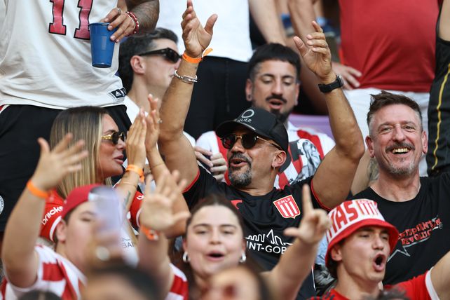 Verón vio la consagración de Estudiantes junto a los hinchas, debido a la sanción que recibió.