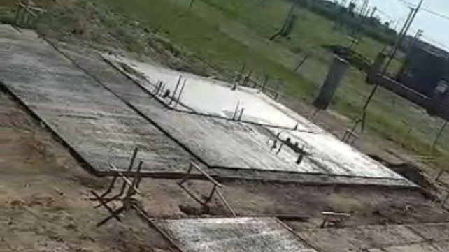 La base de hormigón o platea lista para instalar la casa.&nbsp;