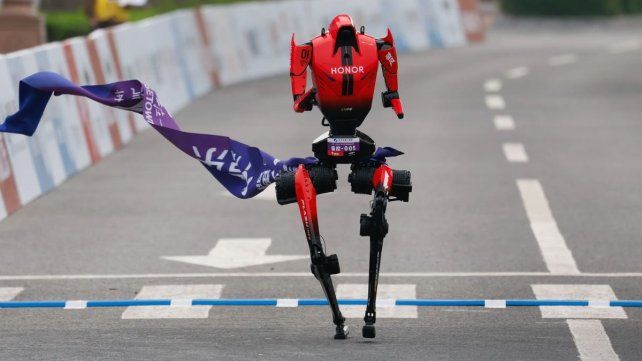 El robot humanoide Lightning hizo historia este domingo al ganar la Media Maratón de Beijing E-Town.