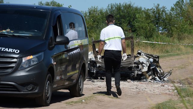 El triple homicidio de Ybarlucea. Personal realiza las primeras pericias en el automóvil incendiado.&nbsp;