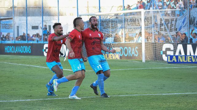 Al ataque. El delantero de origen armenio tuvo un buen paso por Temperley.