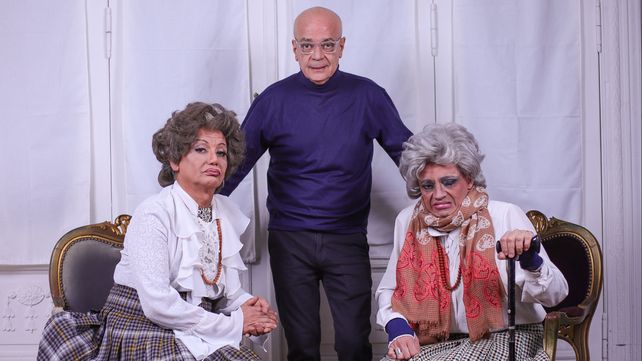 Christian Valci (centro) junto a Cristhian Ledesma y Gustavo Sosa que interpretan a Martirio y Consuelo.
