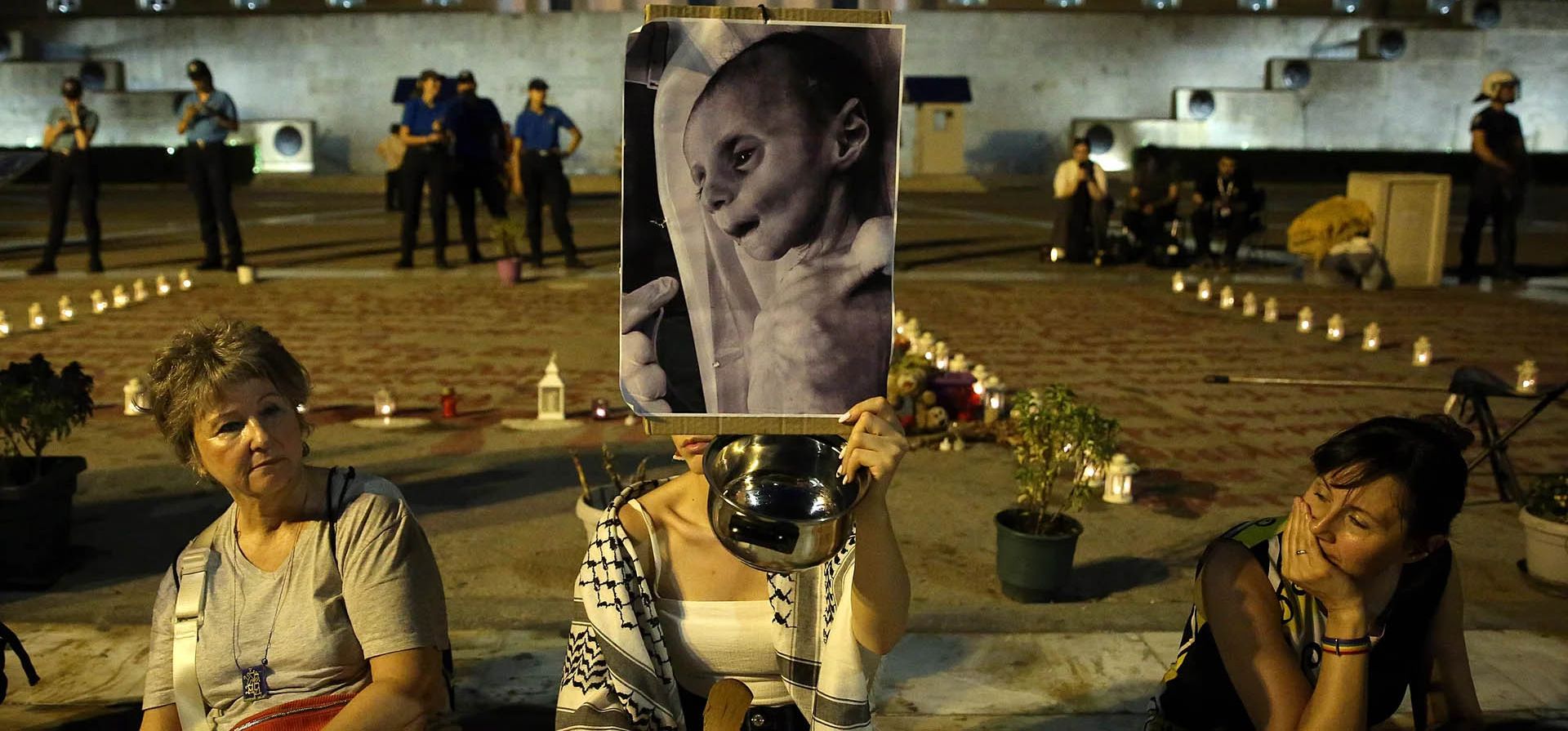 Una mujer en una manifestación pro-palestina sostiene en alto una imagen de un niño hambriento. Gaza se enfrenta a una hambruna masiva causada por el bloqueo de la ayuda al territorio, dijo el jefe de la Organización Mundial de la Salud, Atenas, Grecia. Fotografía: Orestis Panagiotou/EPA Una mujer en una manifestación pro-palestina sostiene en alto una imagen de un niño hambriento. Gaza se enfrenta a una hambruna masiva causada por el bloqueo de la ayuda al territorio, dijo el jefe de la Organización Mundial de la Salud, Atenas, Grecia. Fotografía: Orestis Panagiotou/EPA