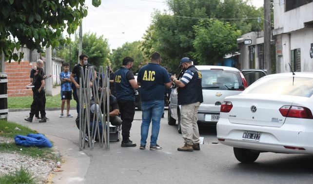 Un hombre de unos 50 años fue baleado en el interior de su automóvil en en pasaje 529 y Salvá
