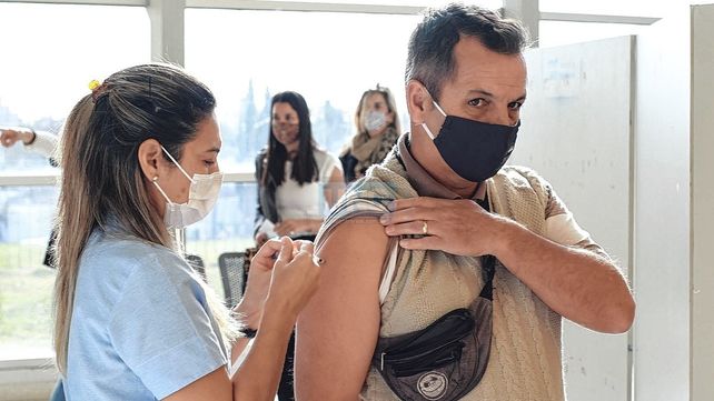 Por la llegada de más dosis vacunarán a los de 40-49 años
