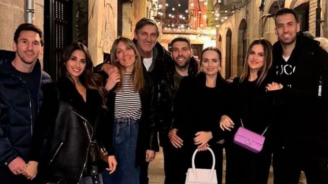 Lionel Messi junto a sus excompañeros que podrían serlo de nuevo a partir del segundo semestre en Barcelona. La reunión fue en febrero de este año y ahora repitió la cena con sus amigos.