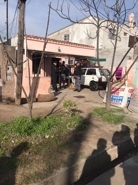 Tensión en Herrera al 1500. La policía detuvo a un hombre que amenazó con arma de fuego a policías del Comando Radioeléctrico.&nbsp;