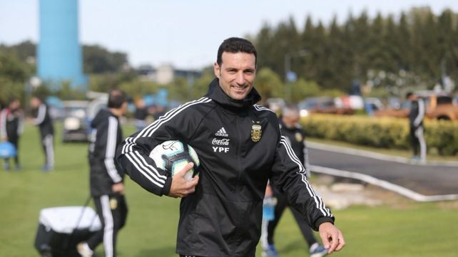 Lionel Scaloni y toda la confianza. Este lunes estará en Qatar junto a Armani y de ahí a Abu Dabhi.   Live Blog Post   06-11-2022 21:53 &nbsp;