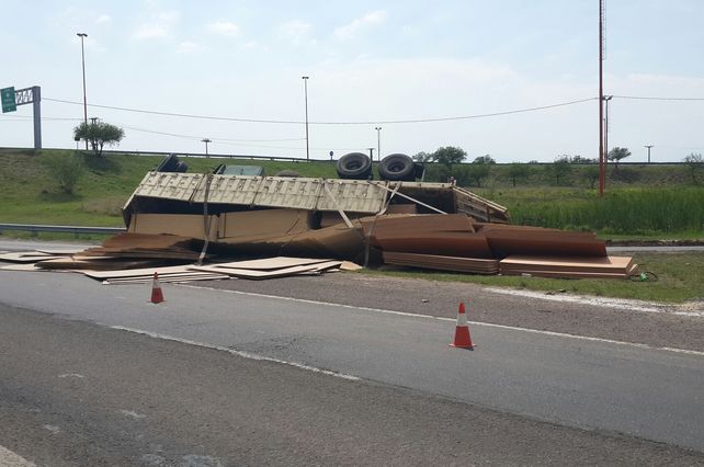 Volcó el acoplado de un camión en la Circunvalación Oeste