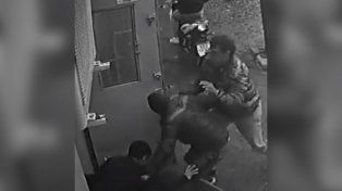 El momento en que los motochorros intentan robarle la mochila al joven. (Foto: captura de video)