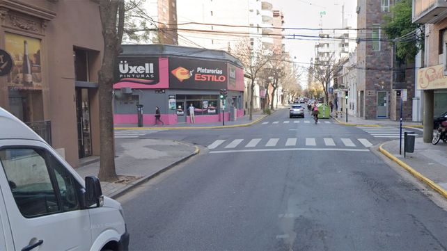 España y 9 de Julio, el lugar donde sucedió el asalto a un hombre que viajaba en taxi. Los delincuentes se más de un millón y medio de pesos. 