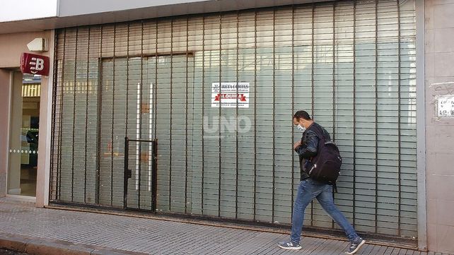 Locales cerrados en calle Rivadavia