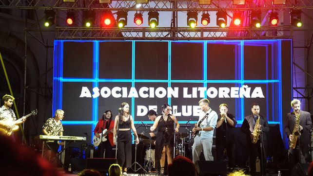 Viví 25 de Mayo volvió a encender el corazón de Paraná con una noche multitudinaria