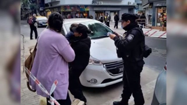 Liberaron a un nene de dos años que estaba solo dentro de un auto