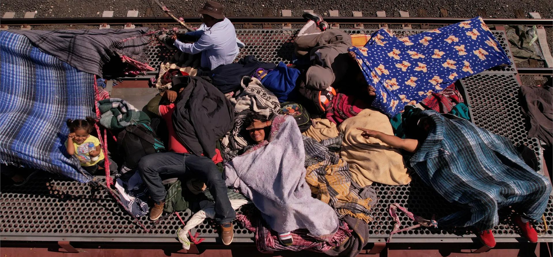 Juárez, México. Los migrantes que esperan llegar a los Estados Unidos toman un paseo en el techo de un tren. Fotografía: José Luis González/Reuters Juárez, México. Los migrantes que esperan llegar a los Estados Unidos toman un paseo en el techo de un tren. Fotografía: José Luis González/Reuters