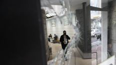 El frente de Empleados de Comercio amaneció este viernes con impactos de bala. El frente de Empleados de Comercio amaneció este viernes con impactos de bala.