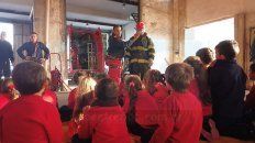 Distintas escuelas de Paraná y la provincia llegan hasta el cuartel, lugar en que los bomberos brindan charlas sobre su labor y realizan actividades de concientización. Distintas escuelas de Paraná y la provincia llegan hasta el cuartel, lugar en que los bomberos brindan charlas sobre su labor y realizan actividades de concientización.