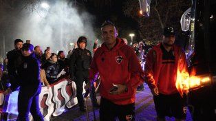 El arquero de Newells, Keylor Navas, en su llegada a Mendoza el sábado por la tarde.