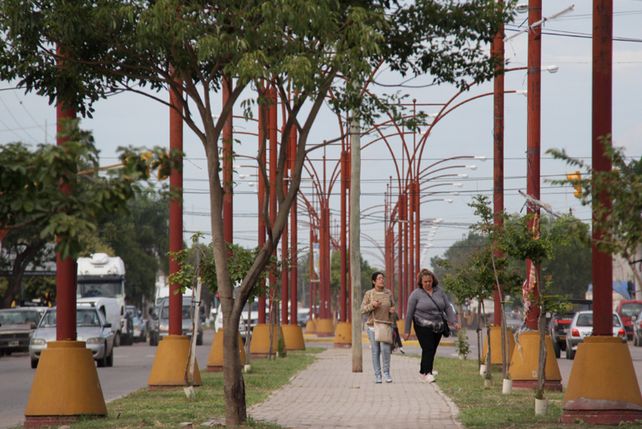 Un nuevo sendero peatonal recorre avenida Peñaloza