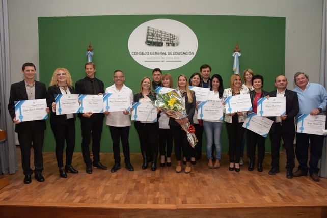 Reconocieron a 17 docentes con el premio Manuel Antequeda