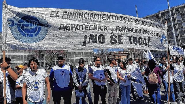 AMET. Paro y movilización multitudinaria del 1 de octubre en defensa del Salario Docente