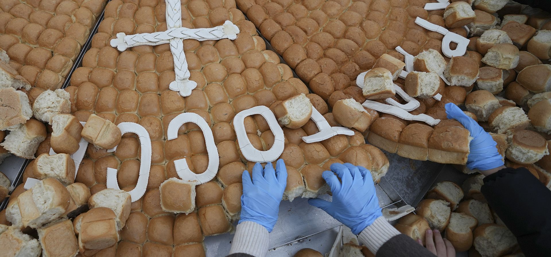 Un panadero parte el pan navideño tradicional para celebrar las festividades del día de Navidad ortodoxo en Belgrado, Serbia, el martes 7 de enero de 2025. (Foto AP/Darko Vojinovic) Un panadero parte el pan navideño tradicional para celebrar las festividades del día de Navidad ortodoxo en Belgrado, Serbia, el martes 7 de enero de 2025. (Foto AP/Darko Vojinovic)