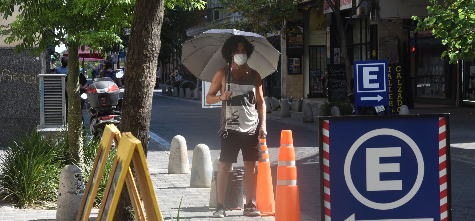 La agobiante ola de calor superó los 40 grados en gran parte del país. En Rosario la jornada asfixiante llevó a que la gente se proteja del calor de todas las maneras posibles.