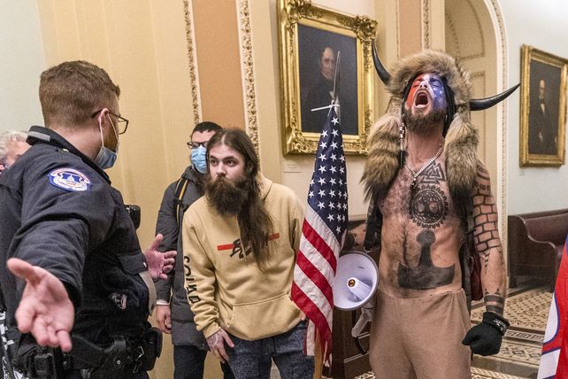 El documental Cuatro horas en el Capitolio muestra por dentro cómo fue el ataque al Capitolio de Estados Unidos por parte de fanáticos de Donald Trump.&nbsp;