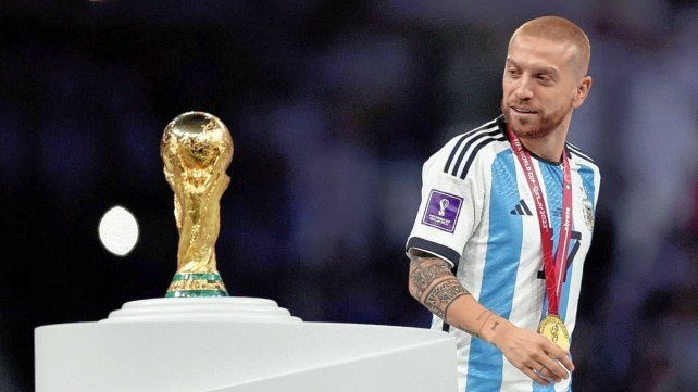 El Papu Gómez celebró el título con un posteo en solitario.