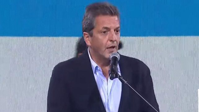 Sergio Massa se subió al escenario del búnker minutos pasadas las 20