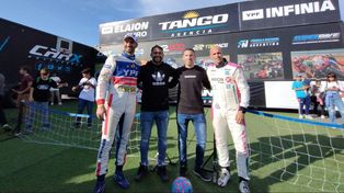 Walter Montoya, flanqueado por Facundo Ardusso, la Fiera Rodríguez y Mariano Pernía, en la jornada del TC2000. Jugó al fútbol-tenis y alteró la tranquilidad en Central.
