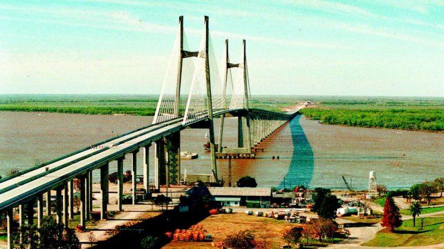 El puente Victoria - Rosario recupera parcialmente la iluminación tras el robo de tendido eléctrico.