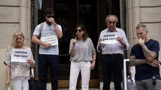 Una tragedia evitable. La abuela de Facundo, sus padres, el abuelo y Alejandro Fantino en la manifestación de este jueves.&nbsp;