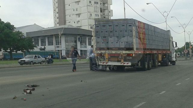Un camión que transportaba cervezas perdió su carga en plena avenida Alem