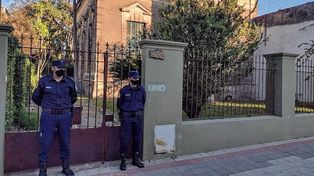 El asesino saltó la reja y entró a la casa por una puerta lateral. La Policía trabaja para el esclarecimiento del homicidio.