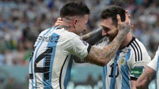 Los goleadores Fernández y Messi, ya sin el mal se miran a los ojos y festejan tras el triunfo contra México.