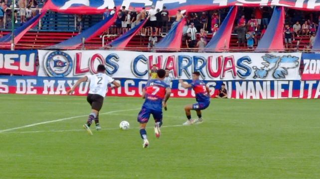 Atlas maneja la pelota ante la impotencia de los volantes charrúas. Inicio frenético en el Gabino Sosa.