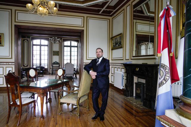 El presidente del Colegio, Alejandro Laraia, en los salones de la institución.