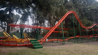 Rober Curia construyó una montaña rusa de 147 metros de recorrido y 7 metros de altura.